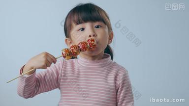 吃糖葫芦的小女孩